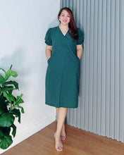 Load image into Gallery viewer, *Leigh Plain Emerald Green Dress 0107