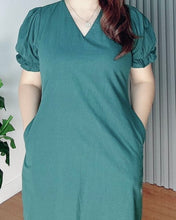 Load image into Gallery viewer, *Leigh Plain Emerald Green Dress 0107