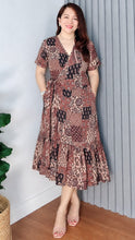 Load image into Gallery viewer, Mara Printed Overlap Dress 0031