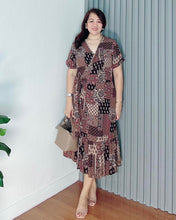 Load image into Gallery viewer, Mara Printed Overlap Dress 0031
