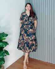 Load image into Gallery viewer, Mara Printed Overlap Dress 0010