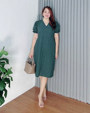 Load image into Gallery viewer, *Leigh Plain Emerald Green Dress 0107
