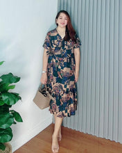 Load image into Gallery viewer, Mara Printed Overlap Dress 0010